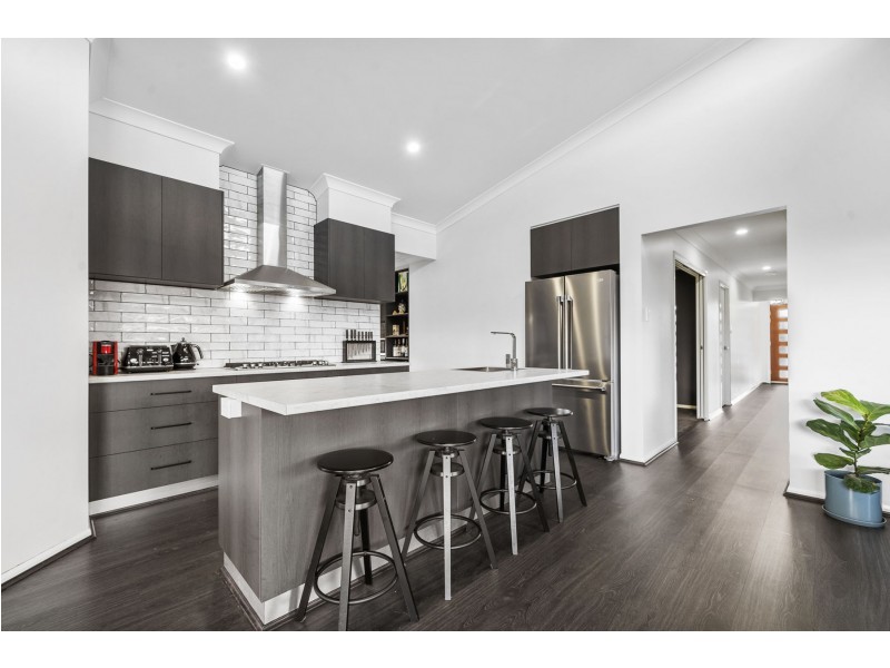 10 Madonna Circuit, Middle Ridge QLD 4350