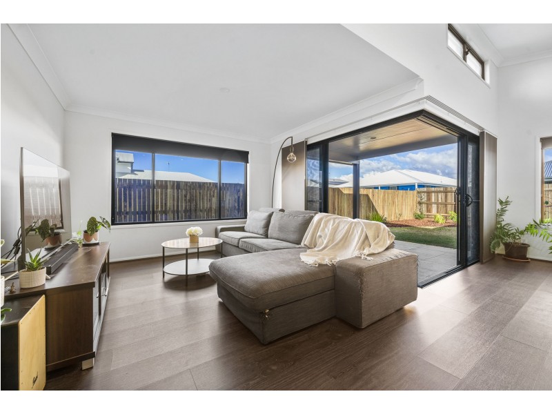 10 Madonna Circuit, Middle Ridge QLD 4350