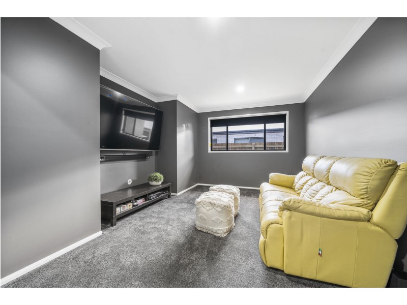 10 Madonna Circuit, Middle Ridge QLD 4350