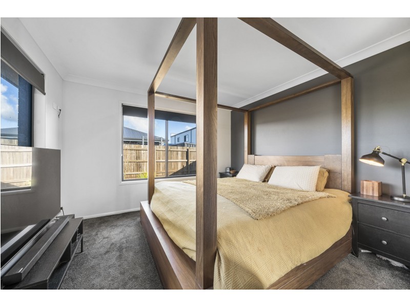 10 Madonna Circuit, Middle Ridge QLD 4350