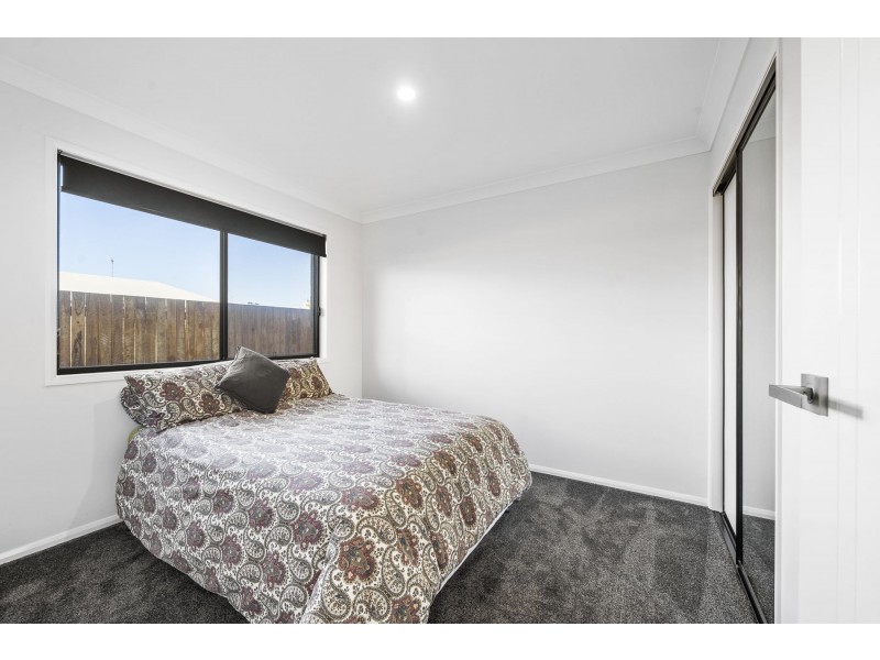 10 Madonna Circuit, Middle Ridge QLD 4350