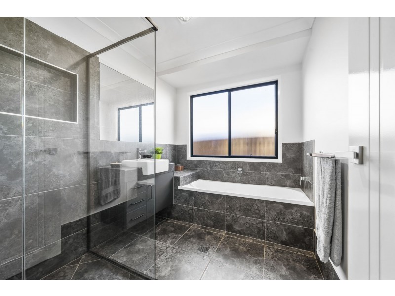10 Madonna Circuit, Middle Ridge QLD 4350