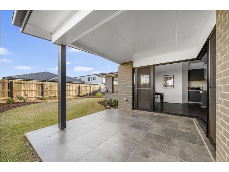 10 Madonna Circuit, Middle Ridge QLD 4350