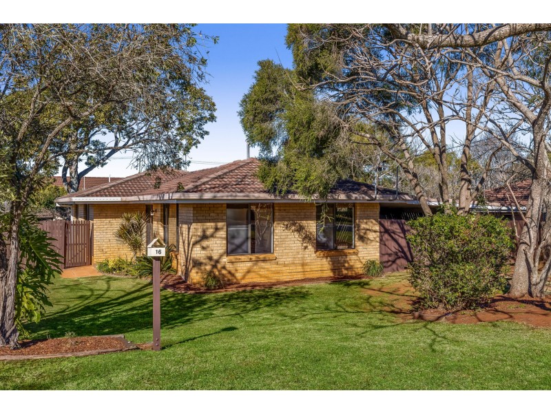 16 Magnolia Street, Centenary Heights QLD 4350