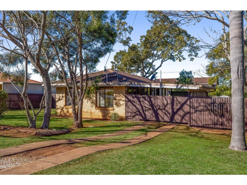 16 Magnolia Street, Centenary Heights QLD 4350