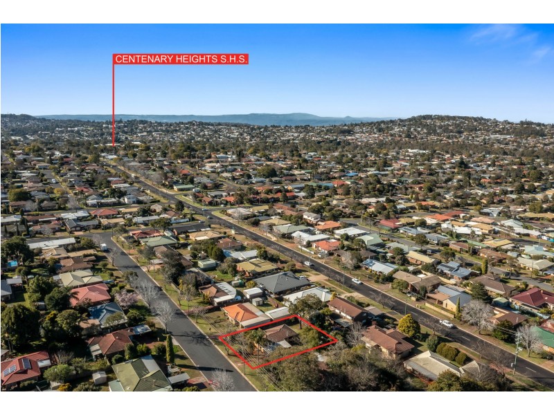 16 Magnolia Street, Centenary Heights QLD 4350