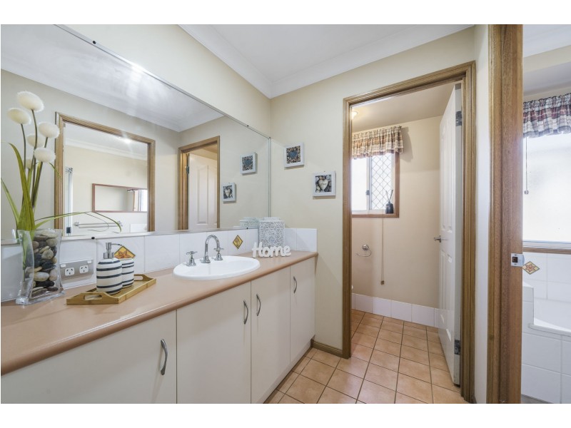 21 Scullin Street, Middle Ridge QLD 4350