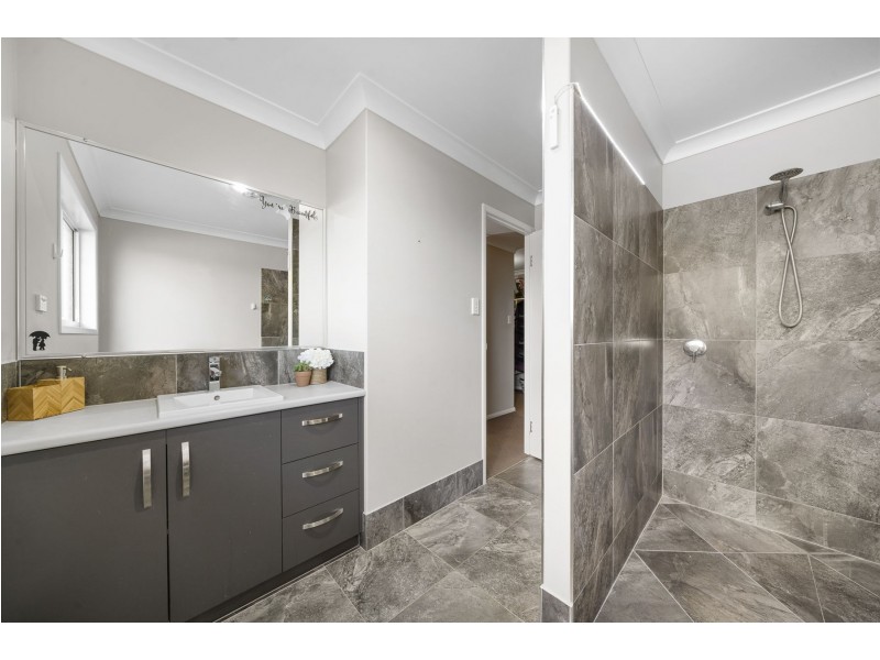 24 Weebah Place, Cambooya QLD 4358
