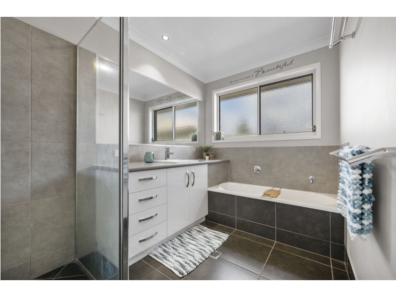 24 Weebah Place, Cambooya QLD 4358