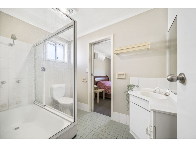 1 & 2, 16 Horrocks Crescent, Kearneys Spring QLD 4350