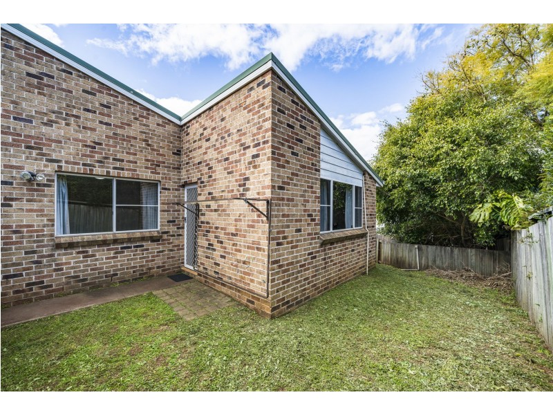 1 & 2, 16 Horrocks Crescent, Kearneys Spring QLD 4350