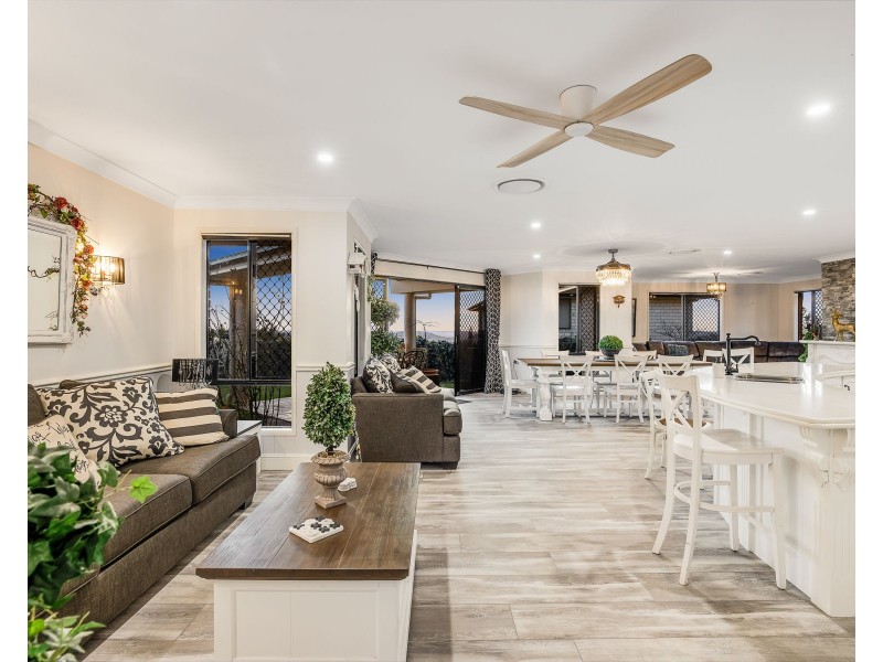 4 Weale Street, Mount Kynoch QLD 4350