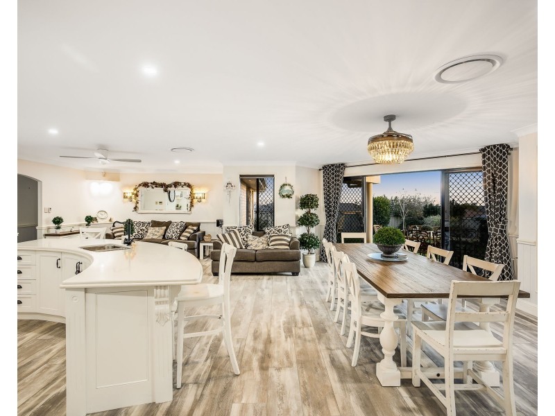 4 Weale Street, Mount Kynoch QLD 4350