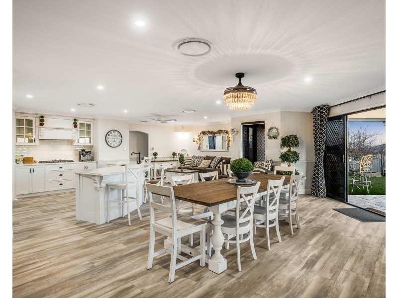 4 Weale Street, Mount Kynoch QLD 4350