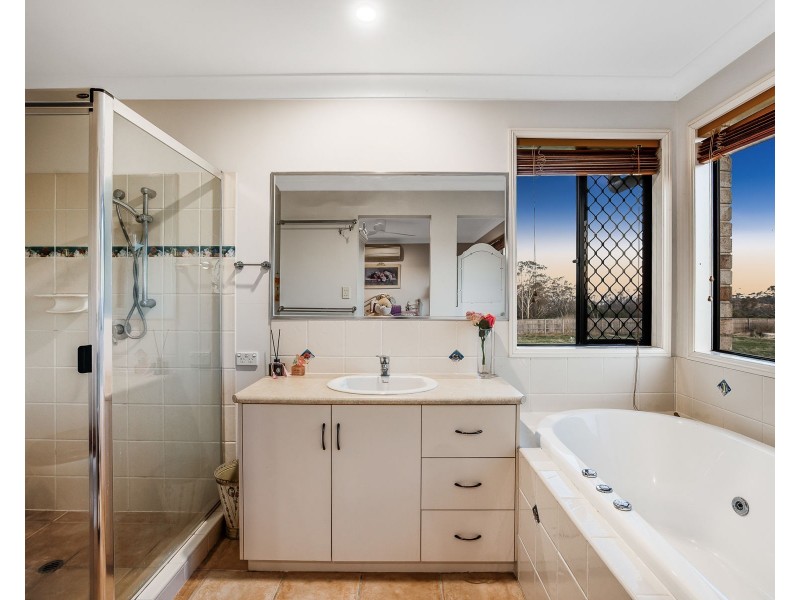 4 Weale Street, Mount Kynoch QLD 4350