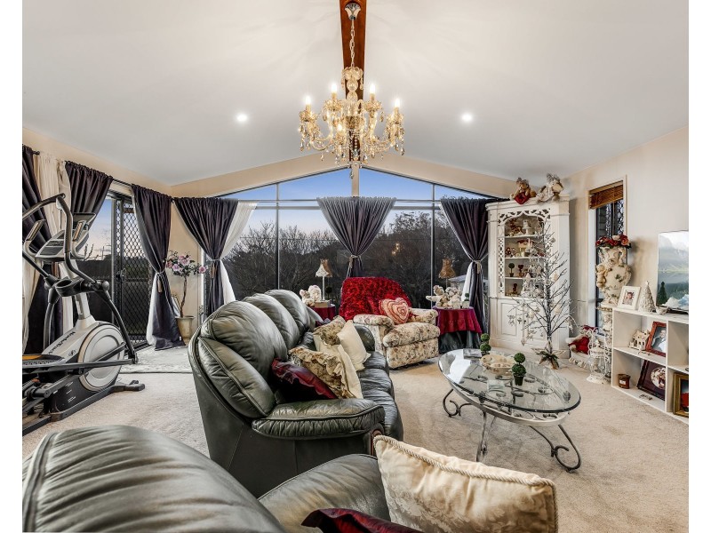 4 Weale Street, Mount Kynoch QLD 4350