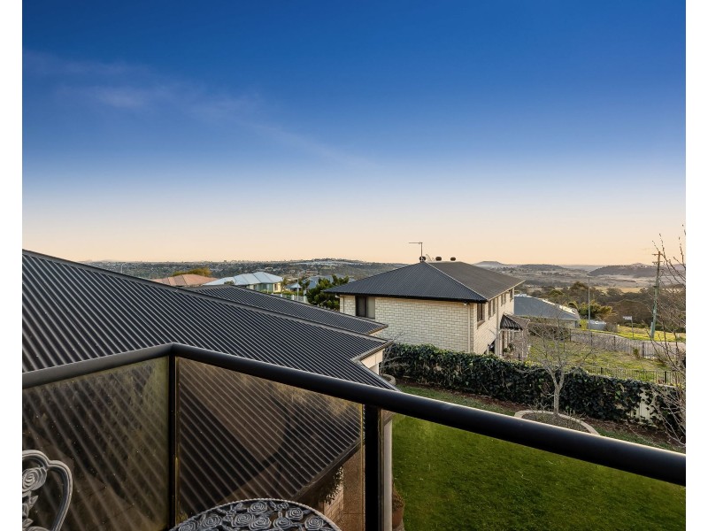 4 Weale Street, Mount Kynoch QLD 4350