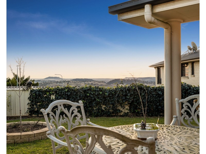 4 Weale Street, Mount Kynoch QLD 4350