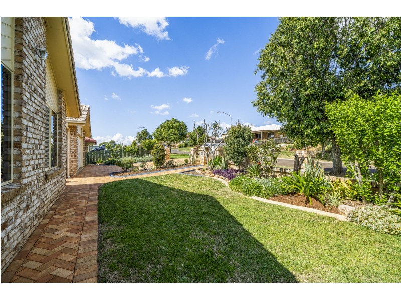 39 Dalzell Crescent, Darling Heights QLD 4350