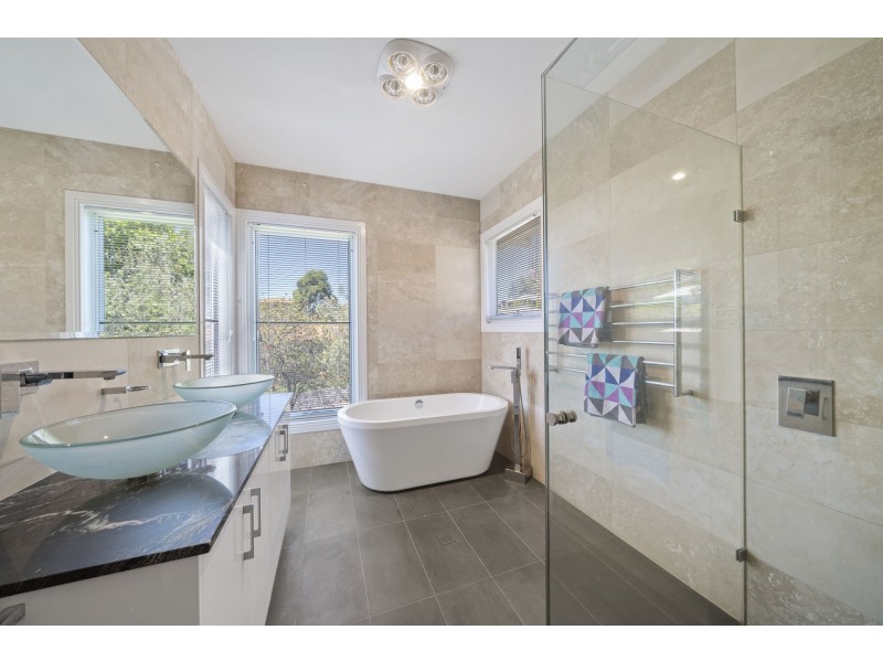 3 Grasmere Court, Mount Lofty QLD 4350
