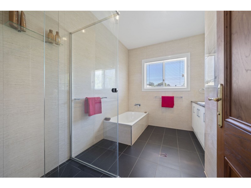 3 Grasmere Court, Mount Lofty QLD 4350