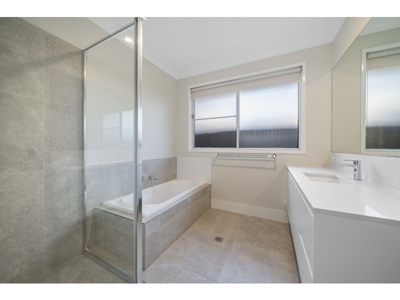 2/3 McGrory Street, Kearneys Spring QLD 4350