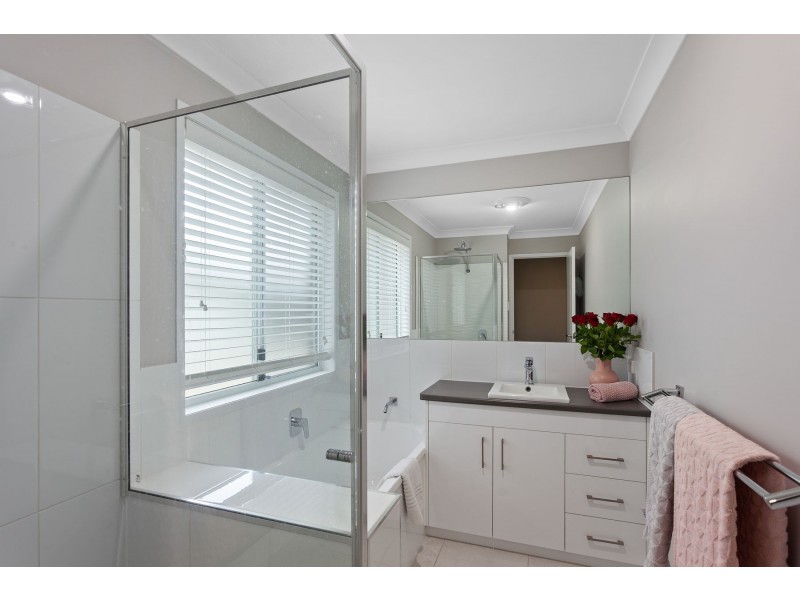 2/19 Sandalwood Drive, Glenvale QLD 4350