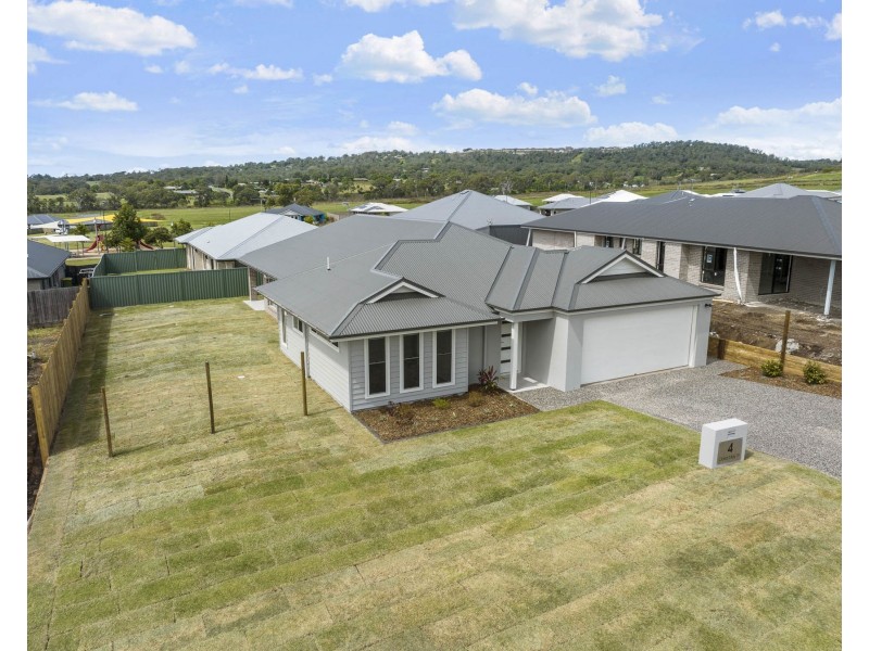 4 Clara May Street, Cotswold Hills QLD 4350