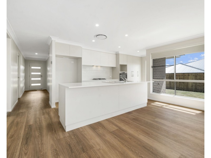 4 Clara May Street, Cotswold Hills QLD 4350