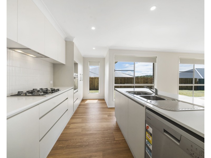 4 Clara May Street, Cotswold Hills QLD 4350