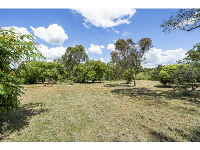 2 Neville Street, Meringandan West QLD 4352