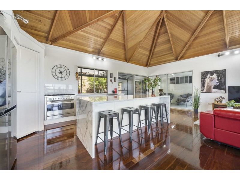 6 Lynda Court, Glencoe QLD 4352