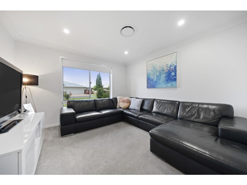 8 Meares Street, Kearneys Spring QLD 4350