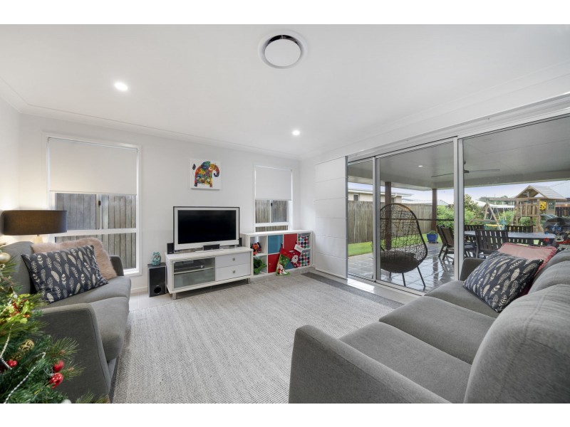 8 Meares Street, Kearneys Spring QLD 4350