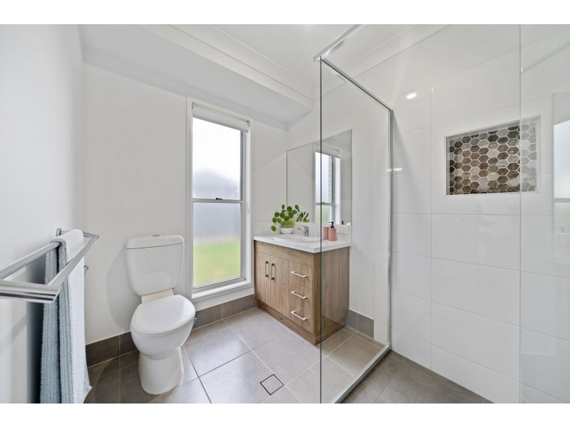 8 Meares Street, Kearneys Spring QLD 4350