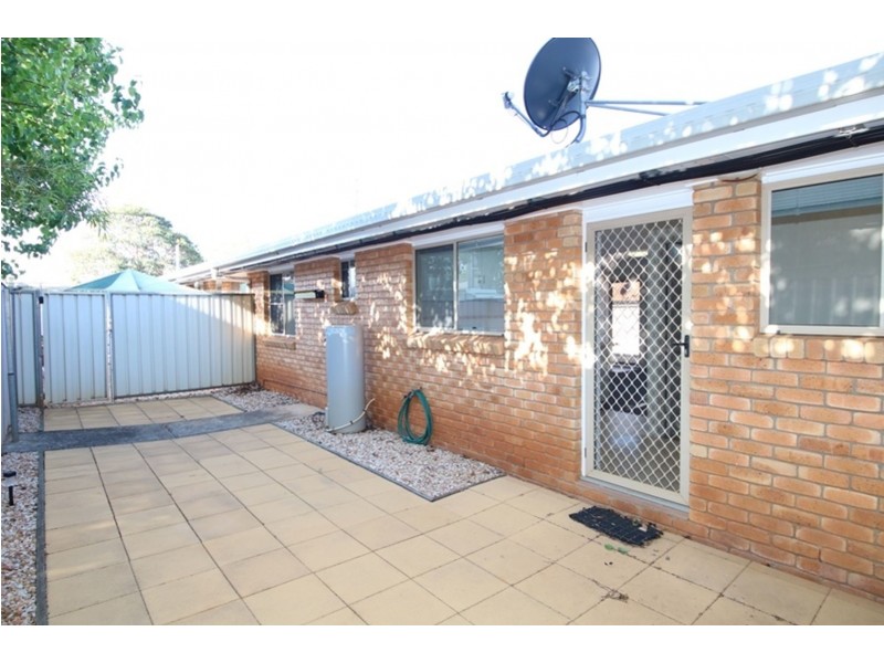 2/226 Herries Street, Newtown QLD 4350