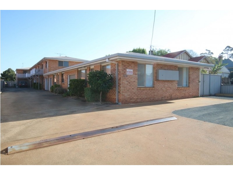 2/226 Herries Street, Newtown QLD 4350