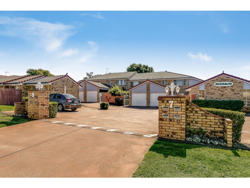 4/9 Danica Court, Kearneys Spring QLD 4350