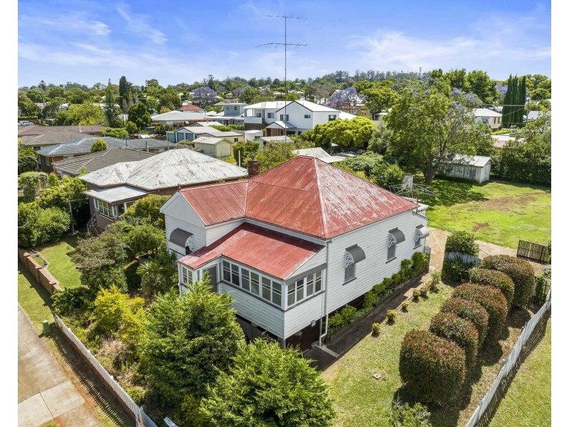 198 Ruthven Street, North Toowoomba QLD 4350