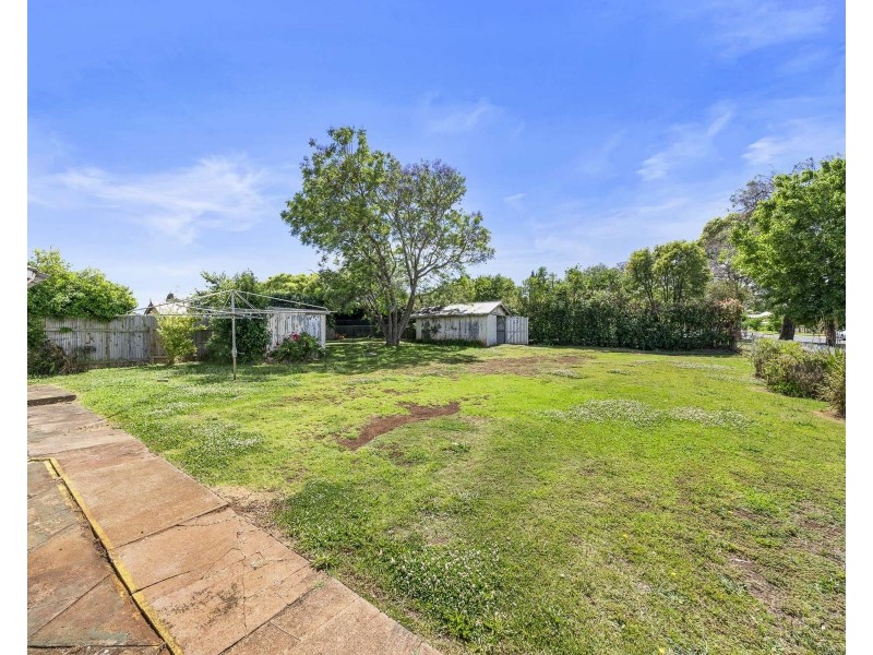 198 Ruthven Street, North Toowoomba QLD 4350