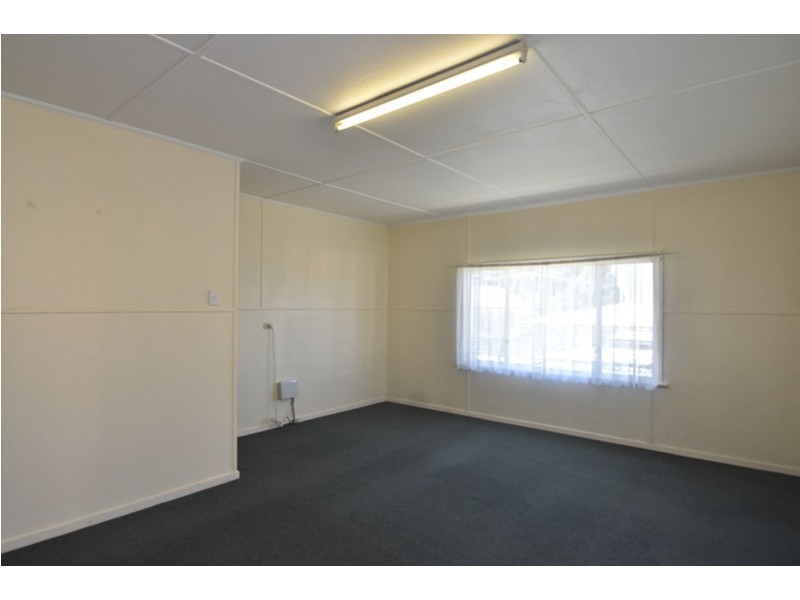 22 Esther Street, Mount Lofty QLD 4350