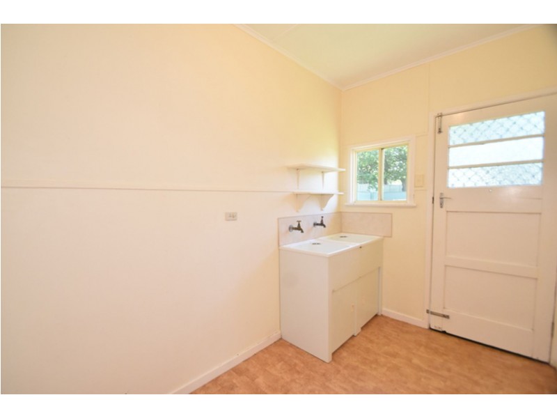 22 Esther Street, Mount Lofty QLD 4350