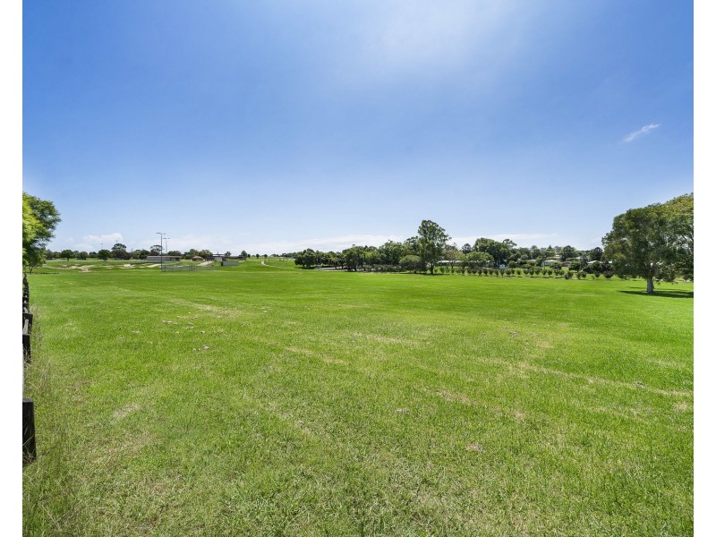 10 Stone Street, Wilsonton QLD 4350