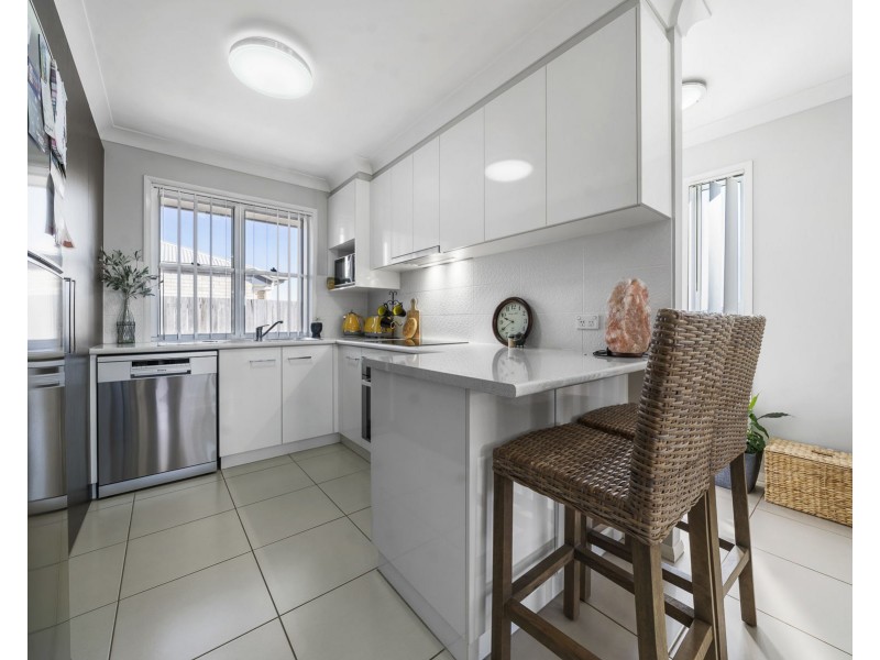 1 & 2, 16 Sanctuary Drive, Cranley QLD 4350