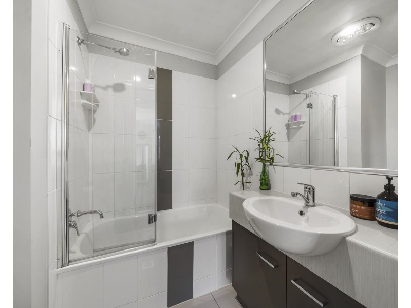 1 & 2, 16 Sanctuary Drive, Cranley QLD 4350