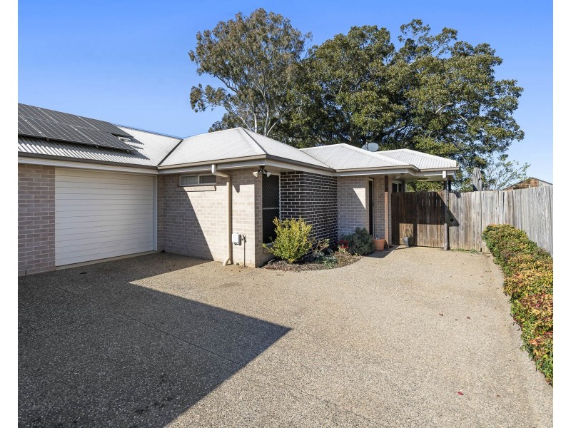 1 & 2, 16 Sanctuary Drive, Cranley QLD 4350