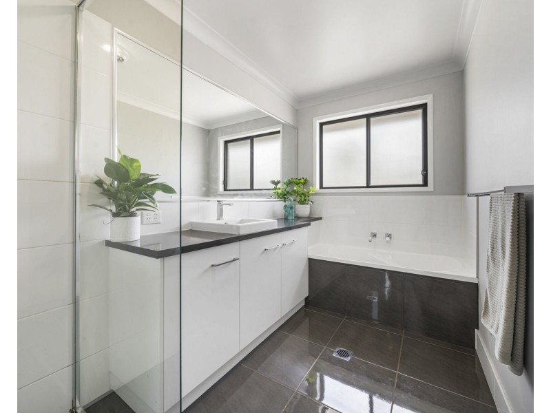 25 Sunshine Way, Kingsthorpe QLD 4400