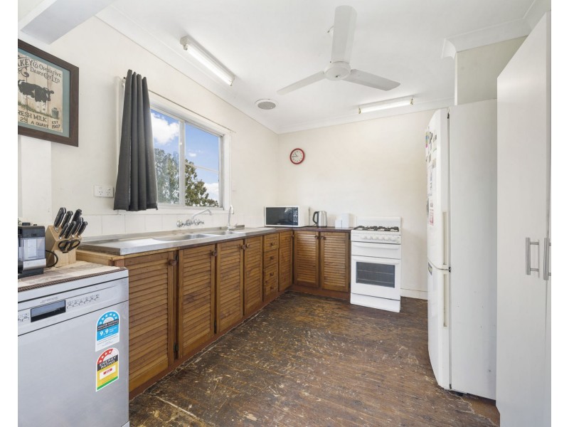 10 Peters Street, Goombungee QLD 4354
