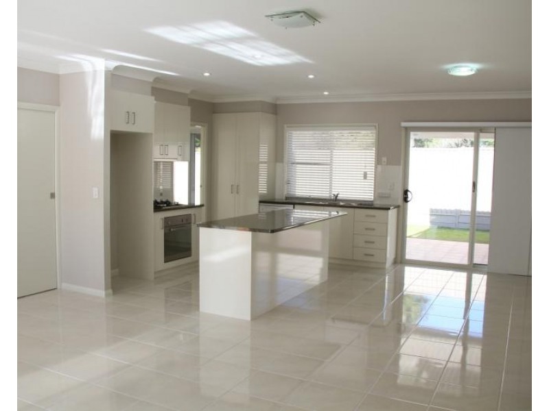 2/5 Hampton Street, Newtown QLD 4350