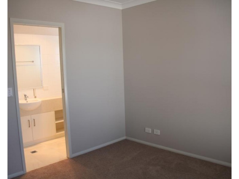 2/5 Hampton Street, Newtown QLD 4350